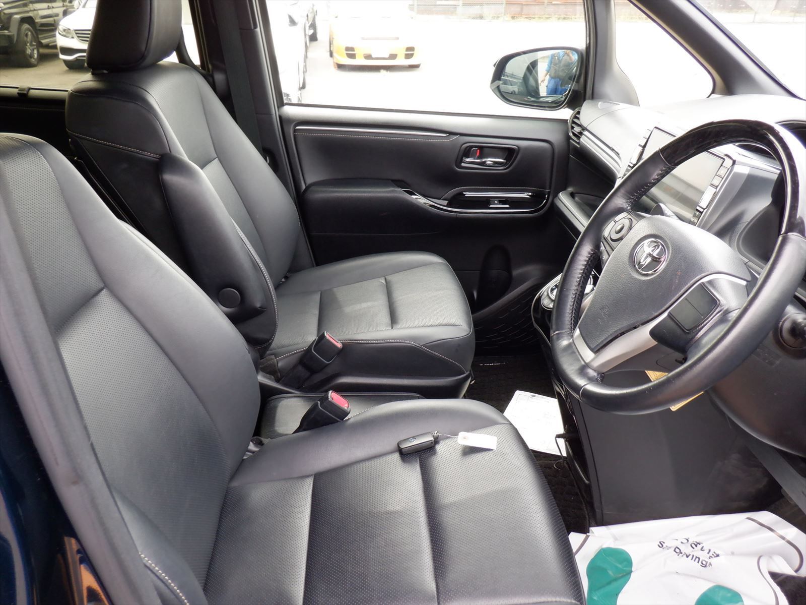 Toyota Esquire Hybrid Gi Package