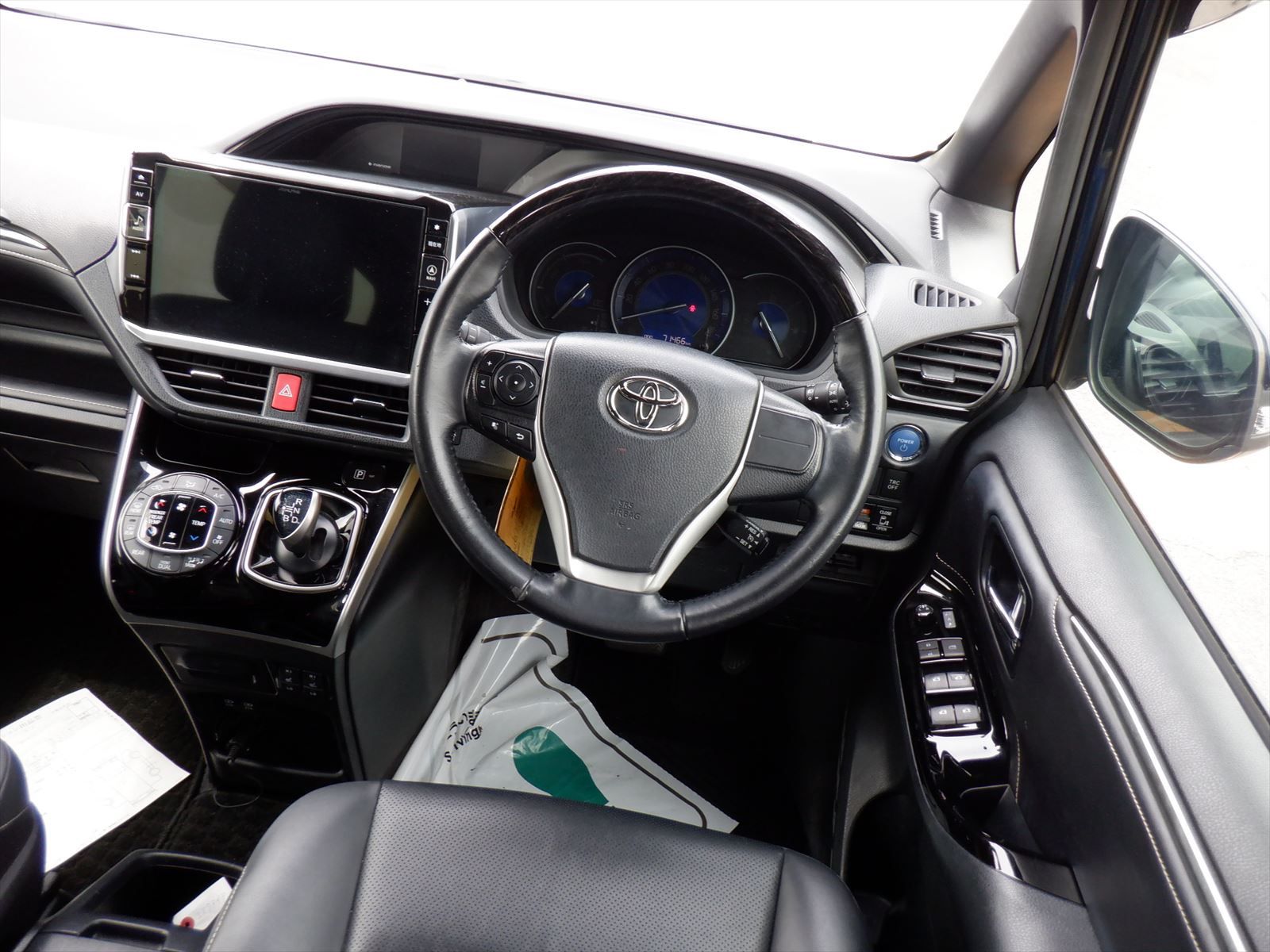 Toyota Esquire Hybrid Gi Package